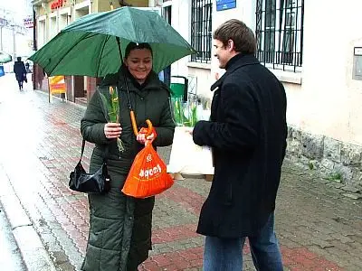Daniel Biernat i kobieta z tulipanem