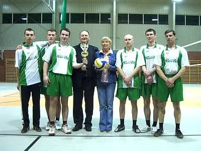 Siatkarze oraz wójtowie gmin Gromadka i Chojnów