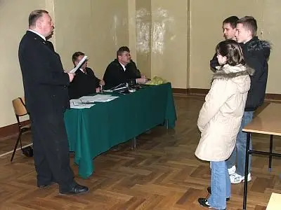 Młodzi ludzie odpowiadają na pytania komisji