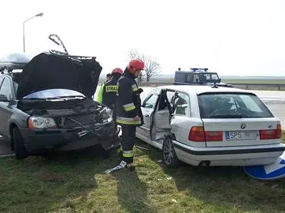 Strażacy między autami po wypadku