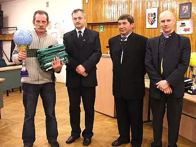 Bramkarz drużyny Car-Bon (II miejsce) oraz organizatorzy rozgrywek