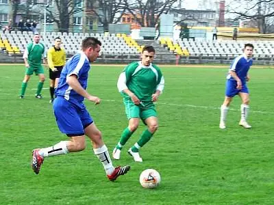 Marcin Ciliński i piłkarz gości