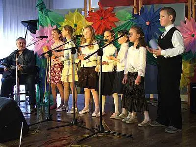 Dzieci występujące na scenie