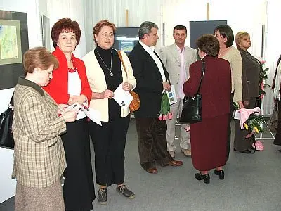 Ludzie w sali wystawowej