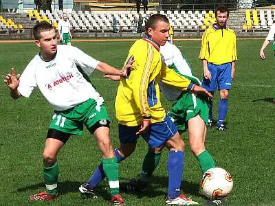 Damian Hebda walczy o piłkę