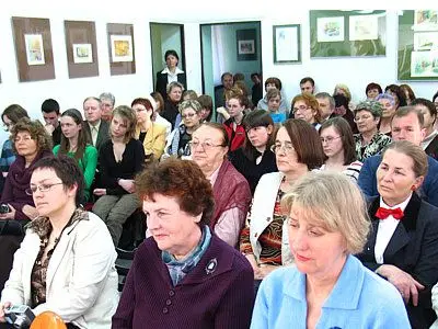 Ludzie w Galerii Format Miejskiem Biblioteki Publicznej na spotkaniu z Jackiem Dehnelem