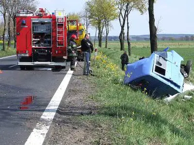 Straż pożarna i wrak samochodu