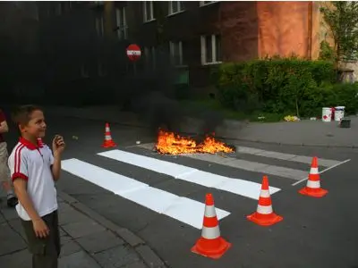 Płonąca farba na przejściu dla pieszych