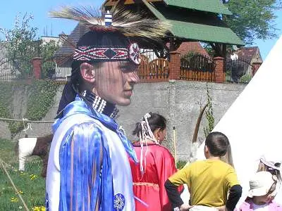 Mężczyzna w stroju indianina