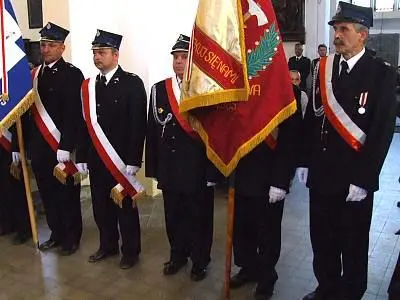 Strażacy ze sztandarami