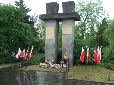 Kwiaty pod pomnikiem ku czci żołnierzy II Armii Wojska Polskiego