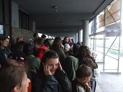 Ludzie chowają się przed deszczem