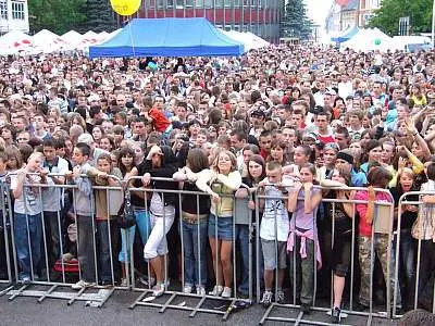 Ludzie przed sceną na placu Piłsudskiego