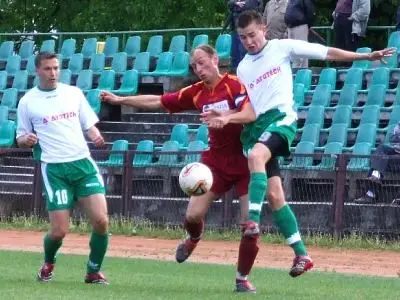 Piłkarze walczą o piłkę