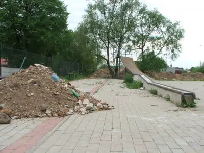 Hałda ziemi w bolesławieckim skateparku