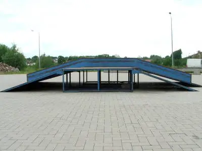 Niszczejący element skateparku