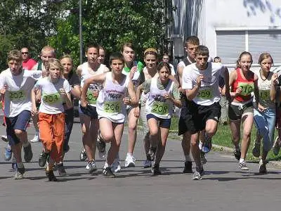 Młodzi ludzie na starcie do biegu