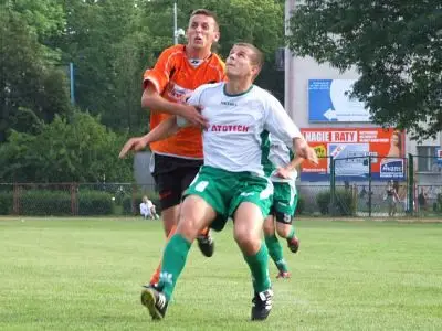 Marek Kumoś walczy o piłkę