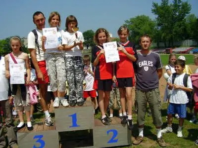 Najlepsze zawodniczki w trójboju i ich opiekunowie