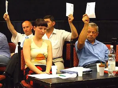 Członkowie Zarządu BKS w czasie głosowania