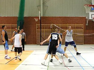 Koszykarze TOP Bolesławiec i Sudetów Jelenia Góra w czasie gry