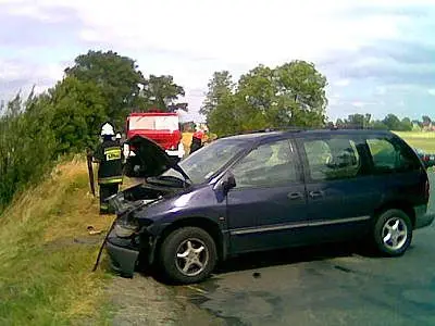 Chrysler Voyager z rozwalonym przodem