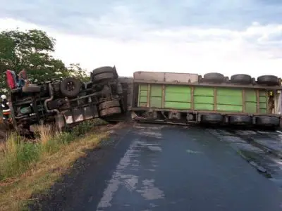 Samochód ciężarowy leży w poprzek drogi