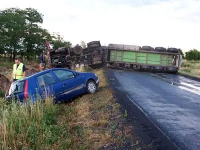 Samochód osobowy i ciężarówka po wypadku