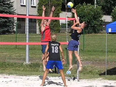 Zawodnicy grają w siatkówkę plażową