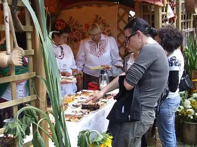 Kobieta przed stoiskiem ludowym z ciastami