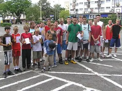 Uczesnicy Turnieju Koszykówki Ulicznej