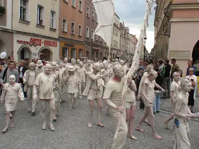 Gliniane postaci przemaszerowały przez bolesławiecki rynek