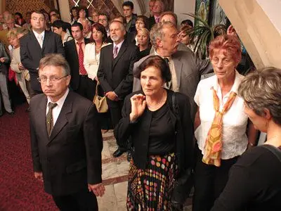 Przedstawiciele delegacji maist partnerskich przyglądali się podpisaniu nowej umowy