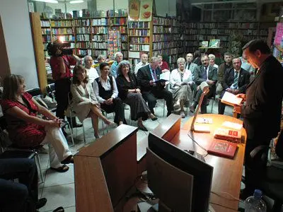 Aktor czyta fragmenty książki w księgarni Agora