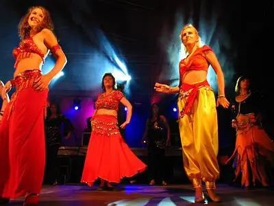 Kobiety tańczą taniec orientalny