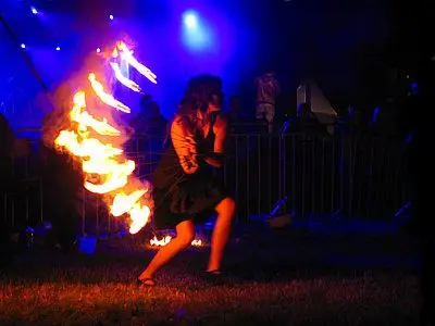 Aktorka z teatru ognia "Chimera"