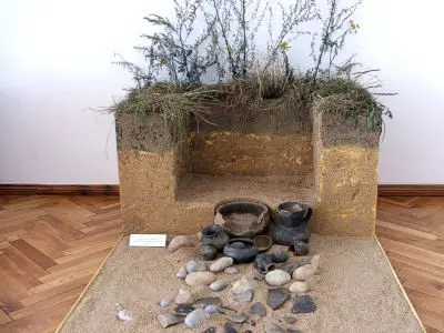 Rekonstrukcja grobu ciałopalnego kultury łużyckiej