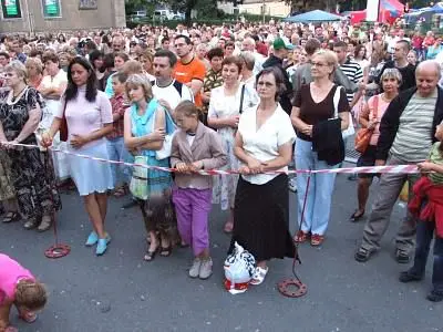 Ludzie przez małą sceną