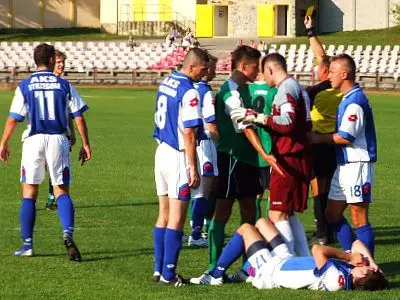 Sędzia upomina zawodników BKS żółtymi kartkami