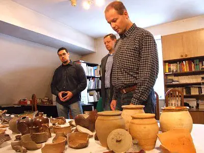 Dr Robert Szwed i pracownicy Muzeum Ceramiki