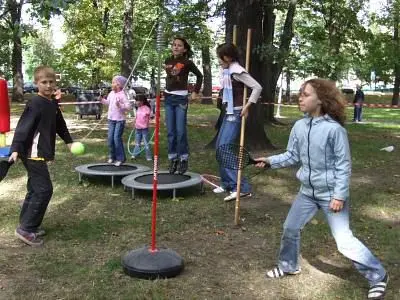 Dzieci bawiące się w parku