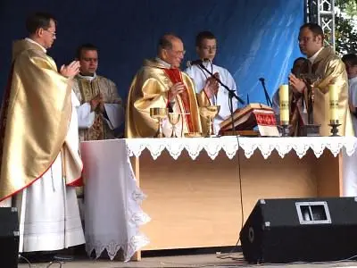 Ksiądz Senior Władysław Rączka odprawia mszę