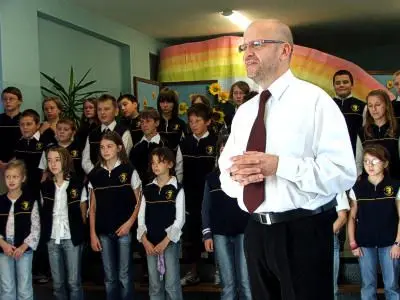 Dyrektor Kornel Filipowicz i uczniowie SP nr 1