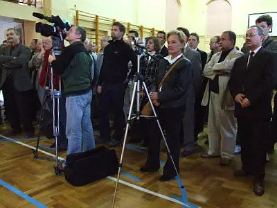 Ludzie podczas spotkania ze Stefanem Niesiołowskim