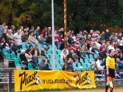 Kibice na trybunie stadionu
