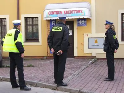 Na ścianie budynku widać krew ofiary