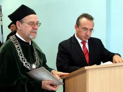 Prezydent Piotr Roman podpisuje porozumienie z AE