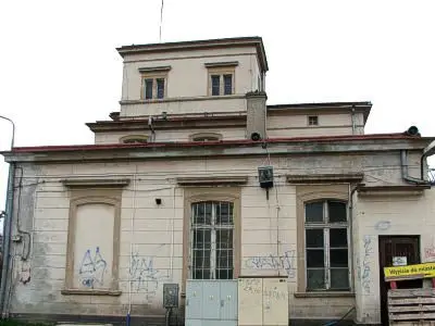 Zniszczona elewacja dworca PKP