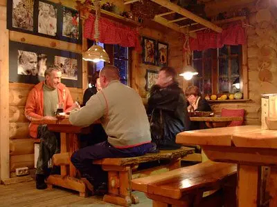 Zdjęcia z gliniady oglądają w Opałkowej Chacie ludzie przejeżdżający przez Bolesławiec