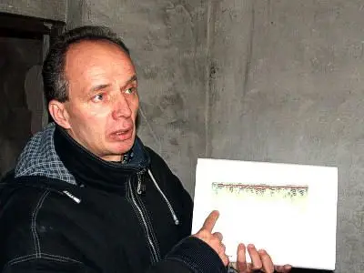 Naukowiec z IPN-u prezentuje wyniki badań georadarem